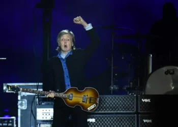 Paul McCartney canta de surpresa em show de Bruce Springsteen em Liverpool