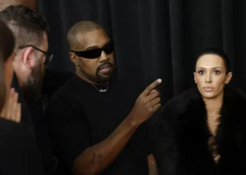 Bianca Censori, mulher de Kanye West, exibe look provocante nas redes sociais