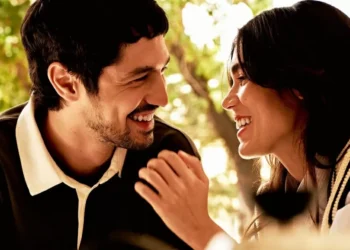 Carla Salle e Gabriel Leone anunciam que estão esperando primeiro filho