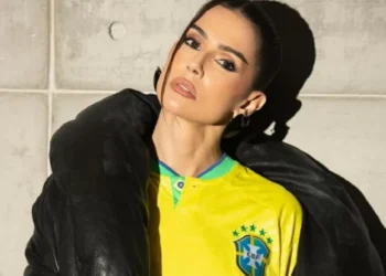 Deborah Secco exalta cultura brasileira com look ‘Brasilcore’ em jogo da seleção