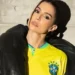 Deborah Secco exalta cultura brasileira com look ‘Brasilcore’ em jogo da seleção