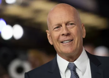 Bruce Willis tem piora em quadro de demência e não consegue mais falar, ler ou andar