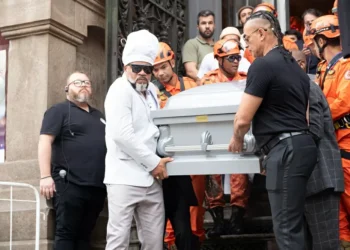 Francisco Gil, Otávio Muller e Carlinhos Brown carregam caixão de Preta Gil