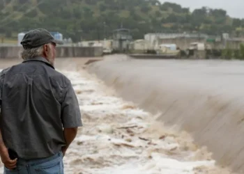 Enchentes no Texas deixam 13 mortos e 23 meninas desaparecidas