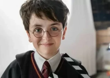 HBO divulga foto oficial de ator que interpretará ‘Harry Potter’ na série da franquia