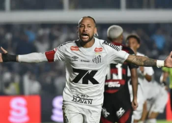 Neymar decide e Santos vence líder Flamengo no fim e respira contra a queda no Brasileirão