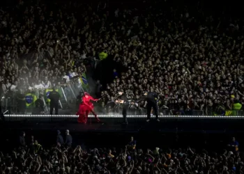 Embaixadora britânica responde Paes sobre matéria que contesta público de show de Lady Gaga no Rio