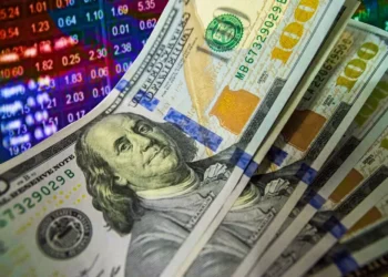 Dólar fecha quase estável a R$ 5,56 com foco na relação Brasil-EUA; Ibovespa perde força e interrompe leve retomada