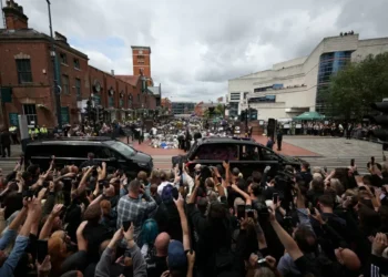 Último adeus a Ozzy Osbourne leva milhares fãs às ruas em Birmingham