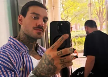 Lucas Lucco e o pai são indiciados por fraude na venda de carros de luxo; cantor nega