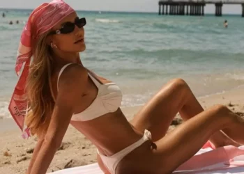 Ana Paula Siebert posa de biquíni branco durante viagem a Miami