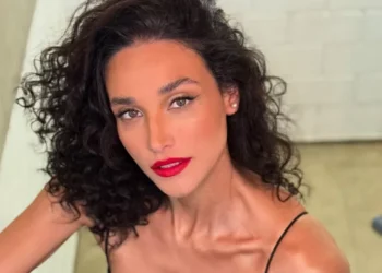 Débora Nascimento se assume bissexual e surpreende fãs: ‘Mãe, artista, mulher bi’