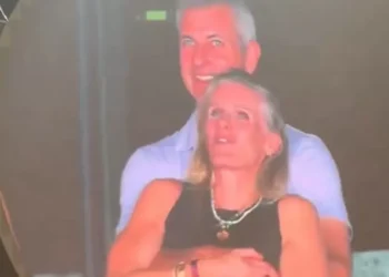CEO de empresa de tecnologia é pego em suposta traição durante show do Coldplay nos EUA e momento viraliza
