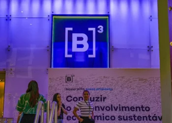 Dólar fecha em alta e Bolsa acumula perdas com tensão comercial entre Brasil e EUA