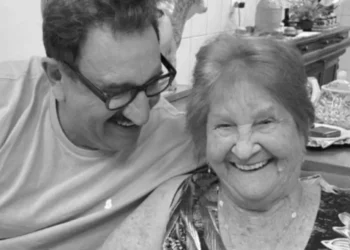 ‘Parte de mim se vai com ela’, diz Ratinho após morte da mãe
