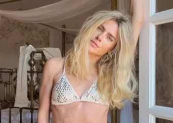Carolina Dieckmmann curte final de semana em Búzios e encanta a web com fotos de biquíni: ‘Paraíso buziano’