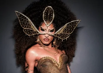 ‘Viver de drag não é fácil, e só com três anos já entrar no programa, é uma realização’, exalta Adora Black, do Drag Race Brasil