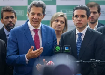 Haddad e Hugo Motta se reúnem para retomar diálogo após crise do IOF