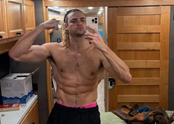 Noah Centineo choca fãs aos aparecer loiro e musculoso para viver Ken em ‘Street Fighter’