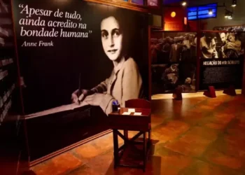 Réplica de espaço onde Anne Frank se escondeu será exposta no centro de SP