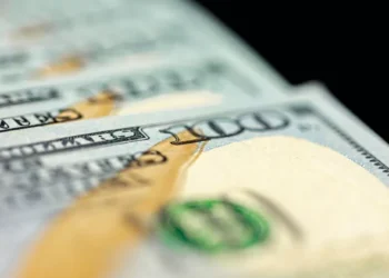 Dólar fecha a R$ 5,42 com alta de 0,29% e Ibovespa bate recorde intradia apesar de receio com tarifaço
