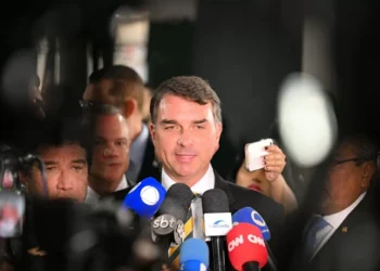 Flávio Bolsonaro afirma que há acordo para pautar anistia, não para aprovar