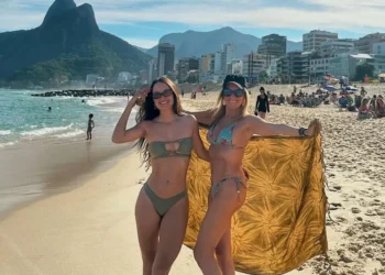 Helô Pinheiro, a eterna ‘Garota de Ipanema’, posa de biquíni com sua neta na praia