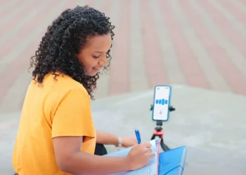 Brasileiro usa IA sem saber como tecnologia funciona, diz pesquisa