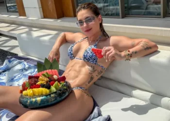 De biquíni, Virginia Fonseca posta imagens de viagem a luxuoso hotel em Dubai