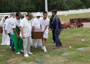 Corpo de Arlindo Cruz é sepultado no Rio por amigos e personalidades do samba