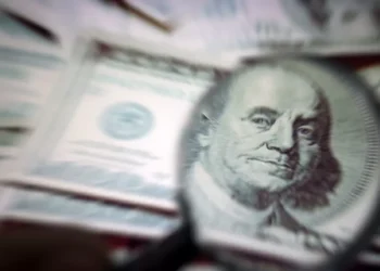 Dólar fecha em queda em dia de payroll abaixo do esperado nos EUA; Ibovespa inicia agosto em baixa