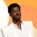 Lil Nas X permanecerá preso até segunda após andar seminu em Los Angeles