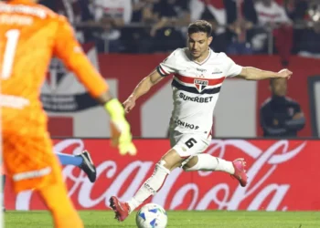Cédric abre o jogo sobre críticas da torcida do São Paulo após decisão na Libertadores