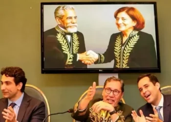 Imagem de IA mostra Machado de Assis dando boas-vindas para Miriam Leitão, 12ª mulher da ABL