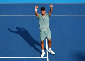 Alcaraz sofre mas vence Rublev e vai às semifinais em Cincinnati