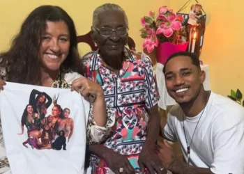 Regina Casé atende a pedido de Preta Gil e conhece a família do Kanalha, ex-affair da amiga
