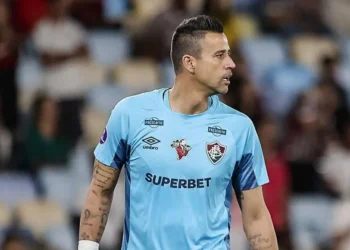 Cruzeiro homenageia Fábio, do Fluminense, por recorde de jogos no futebol