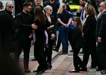 Kelly Osbourne agradece apoio dos fãs após morte de Ozzy: ‘Não ficarei bem por um tempo’