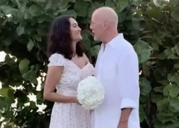 Mulher de Bruce Willis revela reação ao diagnóstico de demência e fala de ‘amor incondicional’