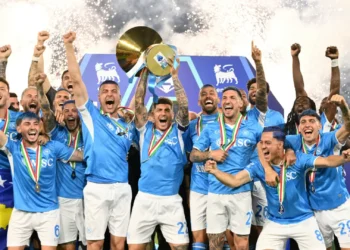 Nápoles tenta inédito ‘bi’ contra históricos na luta pelo ‘scudetto’