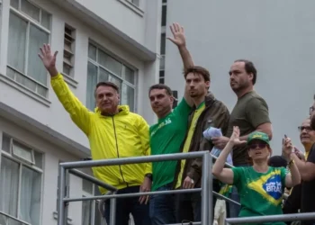 Filhos de Bolsonaro reagem à prisão domiciliar do ex-presidente e atacam Moraes