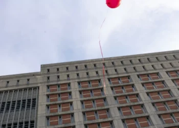Congressistas barrados na prisão de Nova Iorque com imigrantes detidos