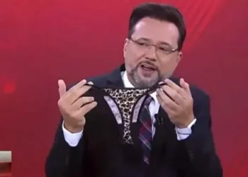 Geraldo Luís choca ao mostrar calcinha em transmissão ao vivo