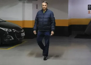 Defesa de Bolsonaro diz que foi surpreendida com prisão domiciliar e afirma que vai apresentar recurso