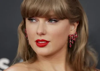 Taylor Swift anuncia 12º álbum, ‘The Life of a Showgirl’, em podcast do namorado