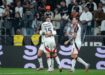 Flamengo vence o Corinthians de virada em Itaquera e amplia vantagem na liderança do Brasileirão