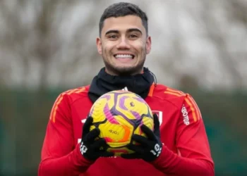 Andreas Pereira posta foto em avião para o Brasil para se apresentar ao Palmeiras