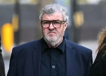 Paul Gallagher, irmão dos músicos do Oasis, se declara inocente de estupro e outras acusações