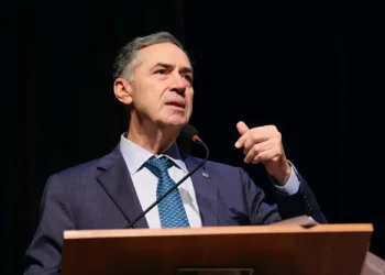 Barroso diz que STF deve avaliar reação contra sanções dos EUA