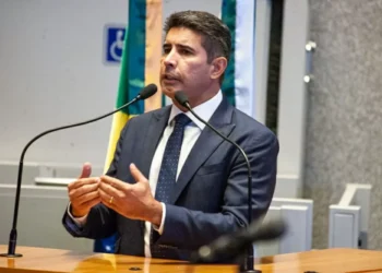 Deputado Roosevelt defende projeto que autoriza câmeras em salas de aula e diz que medida vai garantir segurança nas escolas